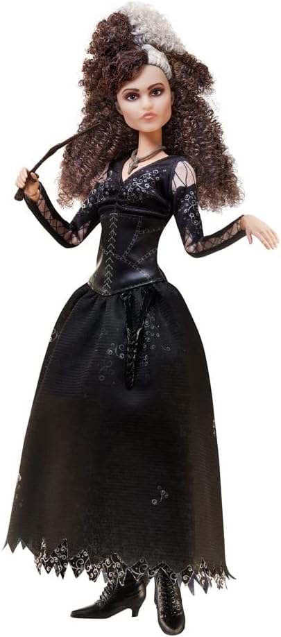 Mattel Harry Potter – Bellatrix Lestrange Bambola da Collezione da 25 cm Circa con Capelli Ricci, Abito Nero, Collana e Bacchetta, Giocattolo per Bambini 6+ Anni, HFJ70