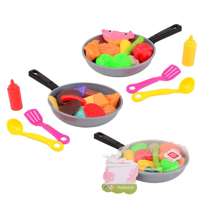 Chef gourmet padella con cibo finto assortito