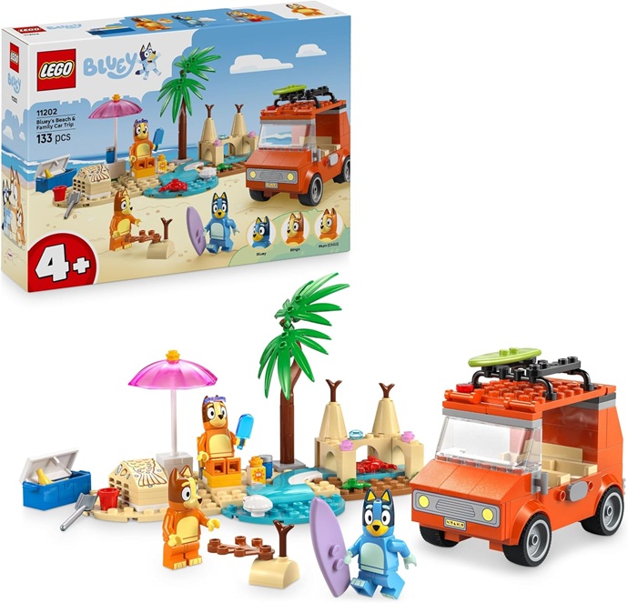 LEGO Bluey: Vacanza sulla Spiaggia della Famiglia di Bluey con Macchina Giocattolo, 3 Minifigure tra cui Bingo e Chilli, 2 Surf, Castello di Sabbia e Accessori – Regalo per Bambini 4+ Anni – 11202
